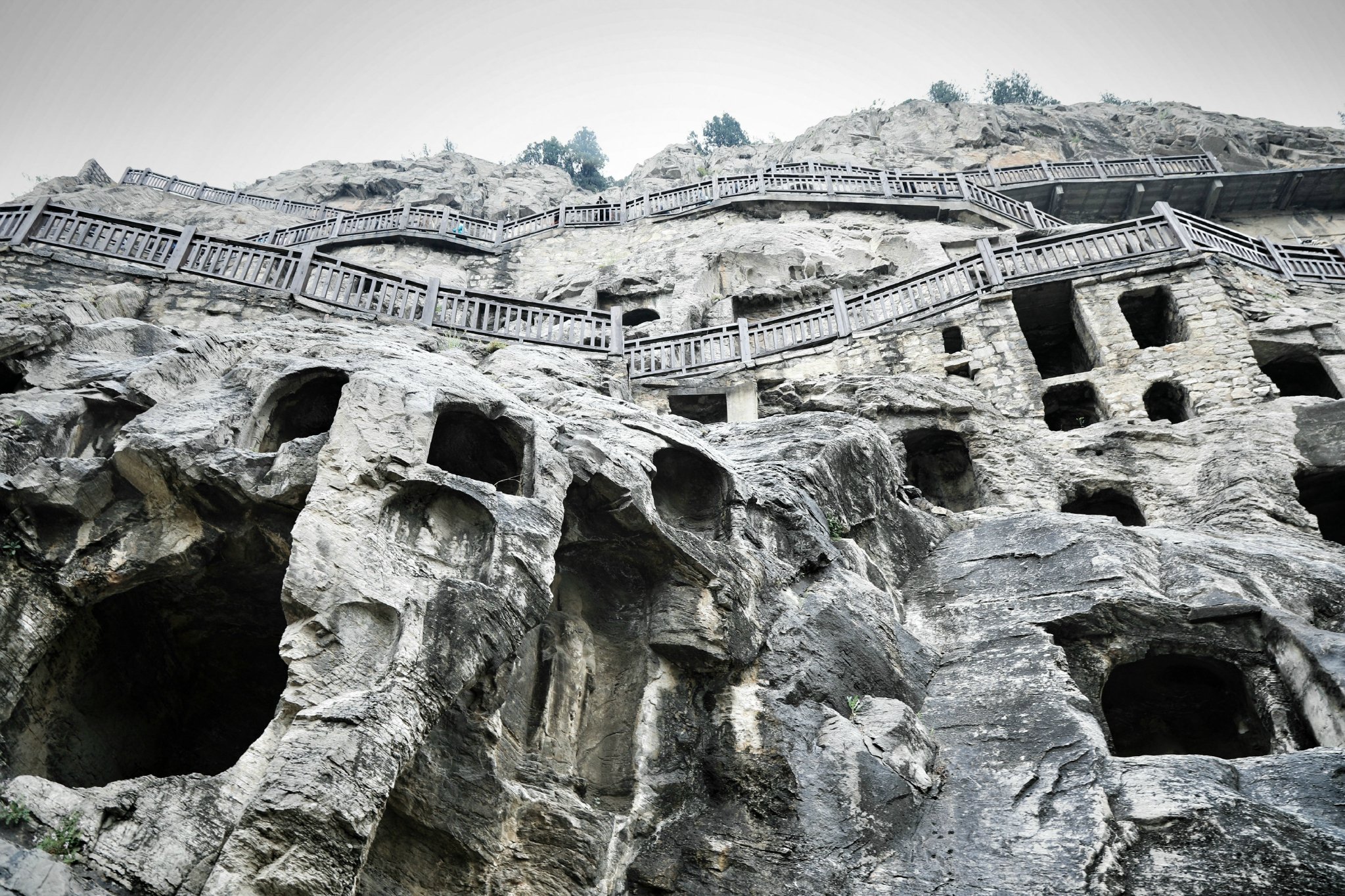 西山石窟其实除了主要的几个大的洞窟外,还有很多小一些的石窟,虽然