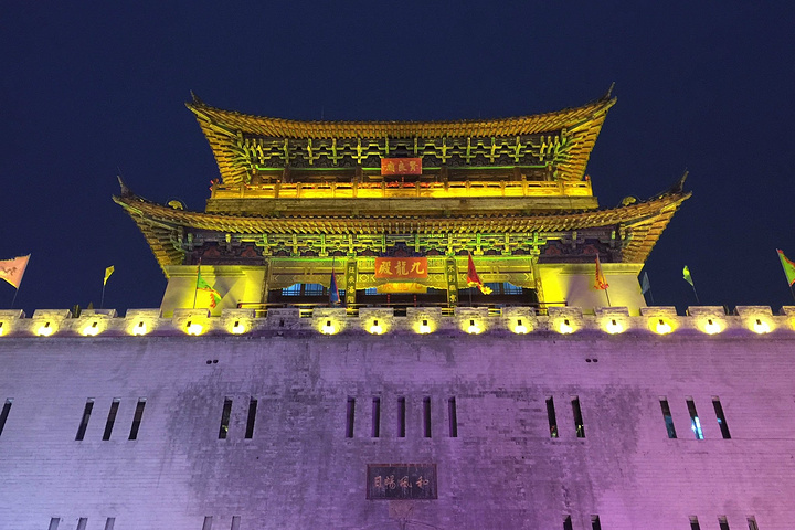 城楼及城墙上灯光璀璨当你看到它的第一眼就能领略它