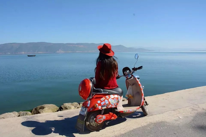 记得当时也是和朋友们骑摩托车环洱海,风景绝美,身心舒爽