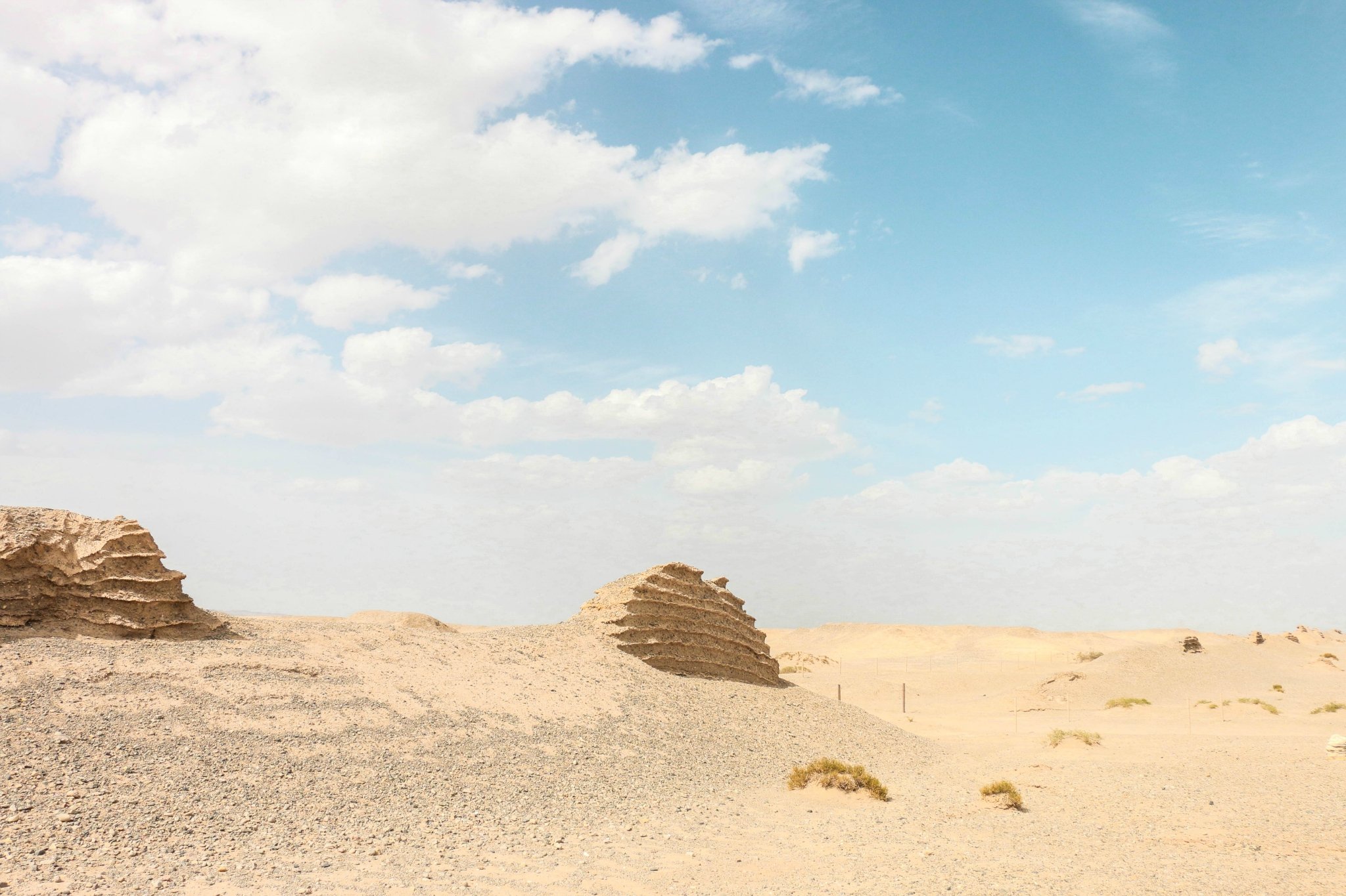 汉长城虽历两千年风沙雪雨,有些地段仍坚固如磐,屹立于戈壁沙漠之中