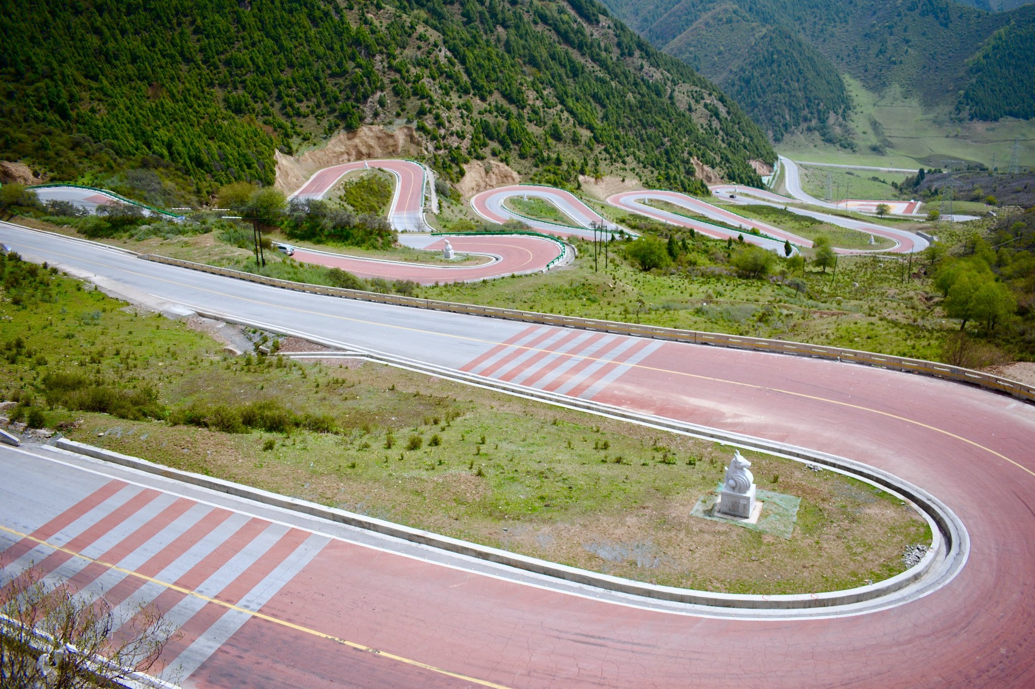车子继续前进,到达了十二盘坡的观景台,着实有点壮观