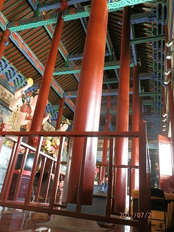 斗母庙内有"悬梁吊柱",为吉林市八景之一.柱子的下面是悬空的.