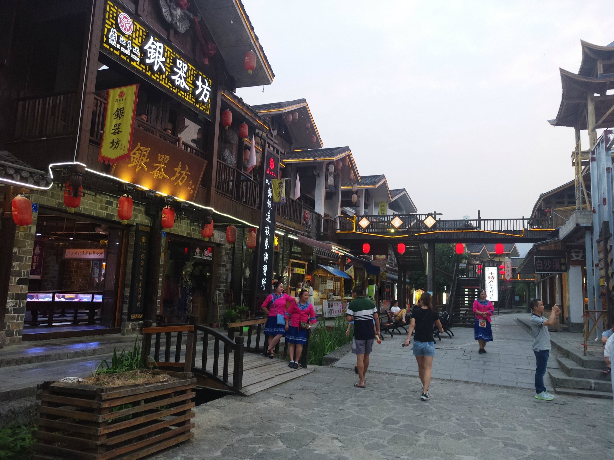 晚上的溪布街其实人也不是特别多跟桂林阳朔的西街丽江的四方街比起来