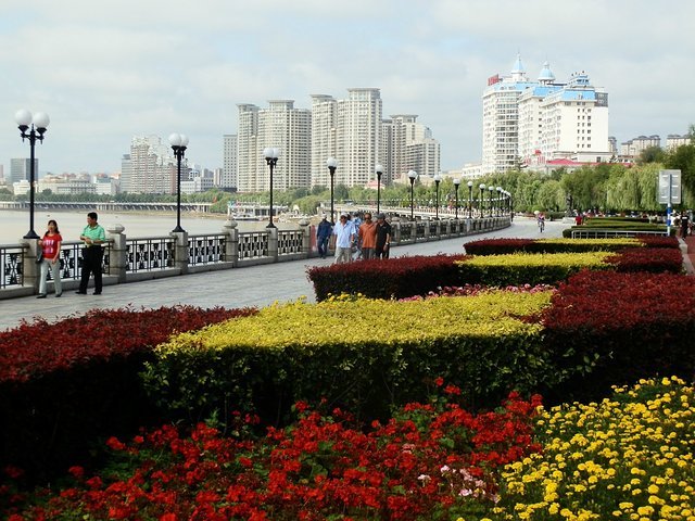 松江中路是吉林市沿江风景带免费参观桥下还有康熙皇帝1682年东巡吉林