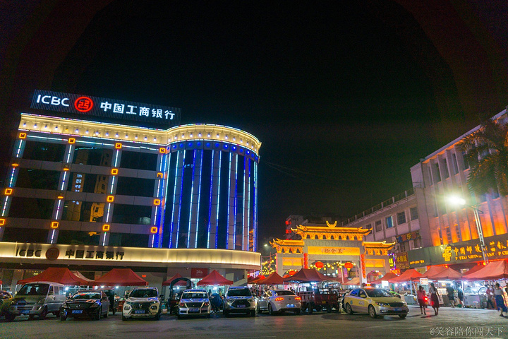 凭祥 最热闹的便是晚上,美食街本地人又叫烧烤街,因为上面主要是卖