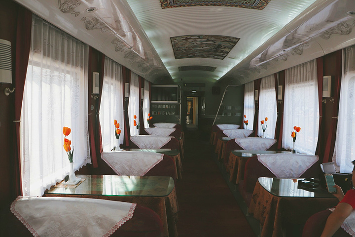 建议去敦煌乘坐y667,y803,体验一番旅游专列.