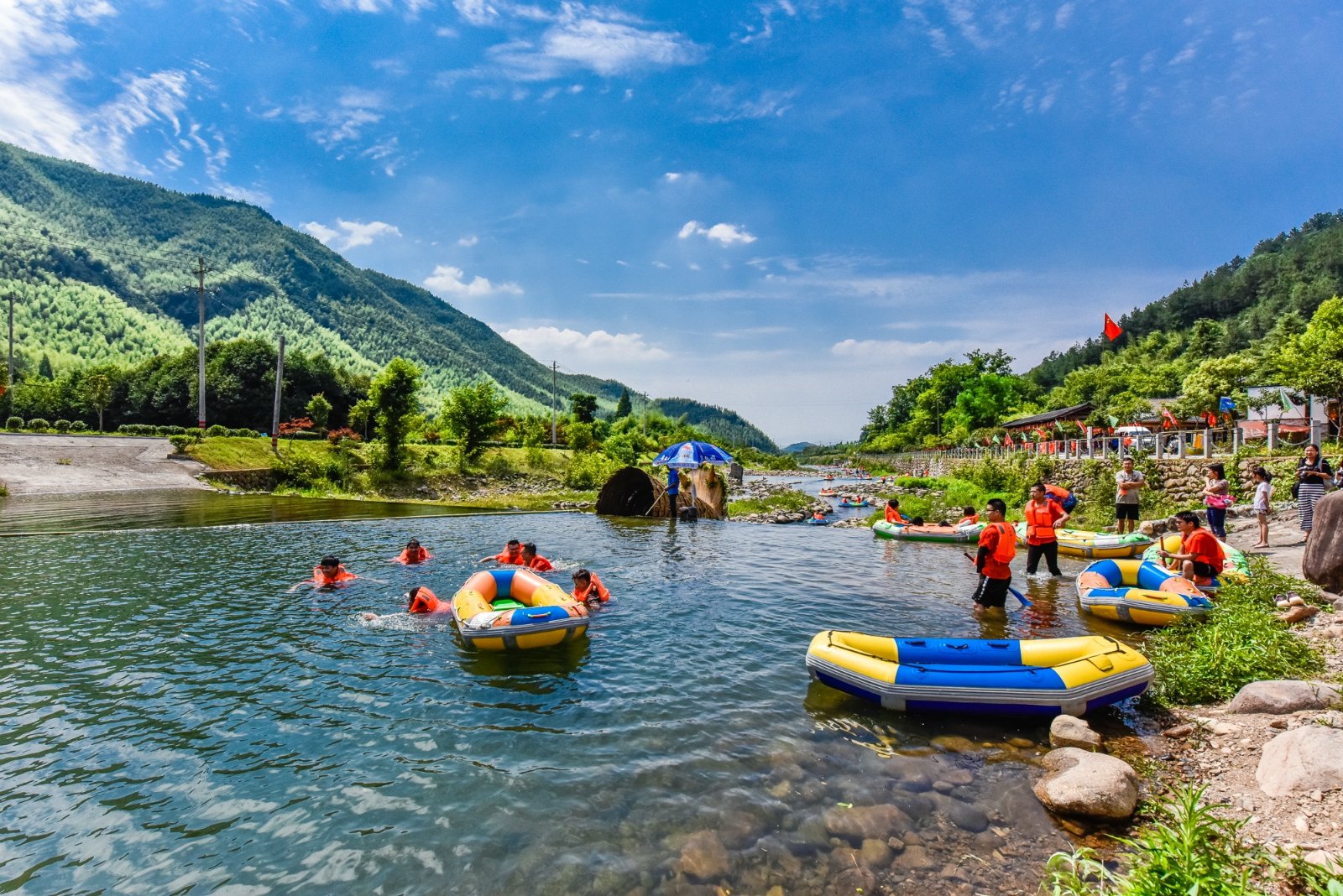 浙北大峡谷第一漂流因此而诞生了这是一处非常值得江浙沪皖地区在暑期