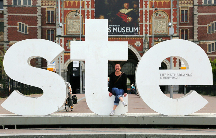 "广场上立着标志性的 “I AM STERDAM” 字母雕塑，想靠一张照片证明自己来过 阿姆斯特..._博物馆广场"的评论图片