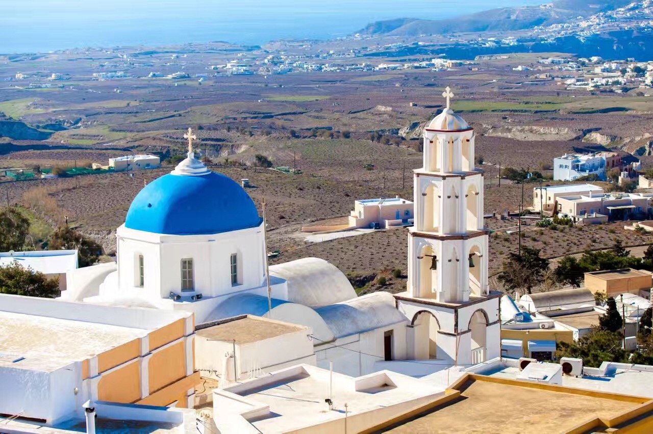 在 圣托里尼 的最后一天,我们来到了岛上的皮尔戈斯小镇.