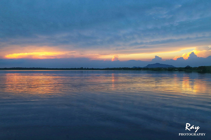 落日熔金平静的湖面映出水天一色