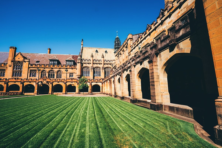 那和哈利波特霍格沃茨魔法学院几乎如出一辙的主教学楼前你会觉得简