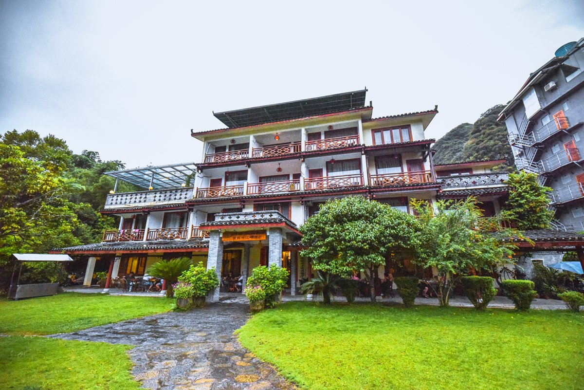 此外还有绿野仙踪般的绿色仙境,浮起玻璃船的露天小院泳池.