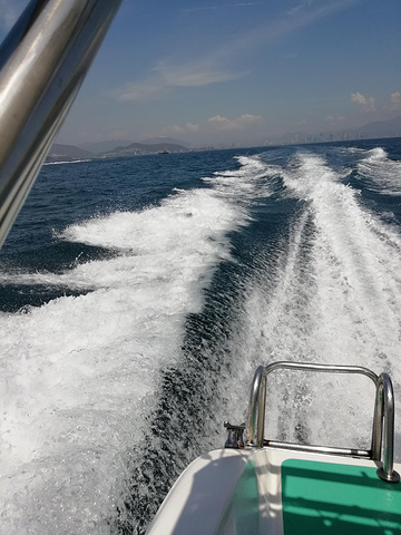 我坐的快艇,速度超级的快,有飞机来的感觉。想