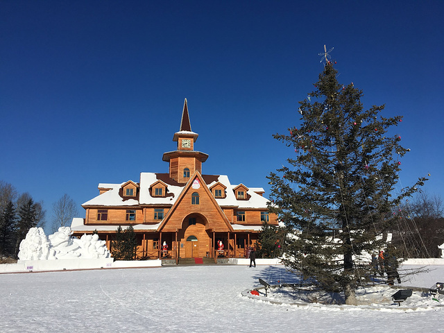 圣诞村里有个滑雪场,怕摔放弃尝试