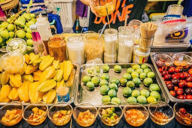 拉差达火车夜市