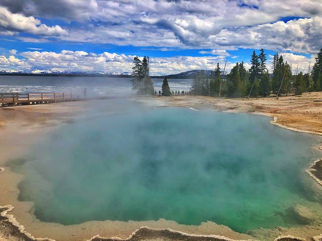 西拇指间歇泉盆地