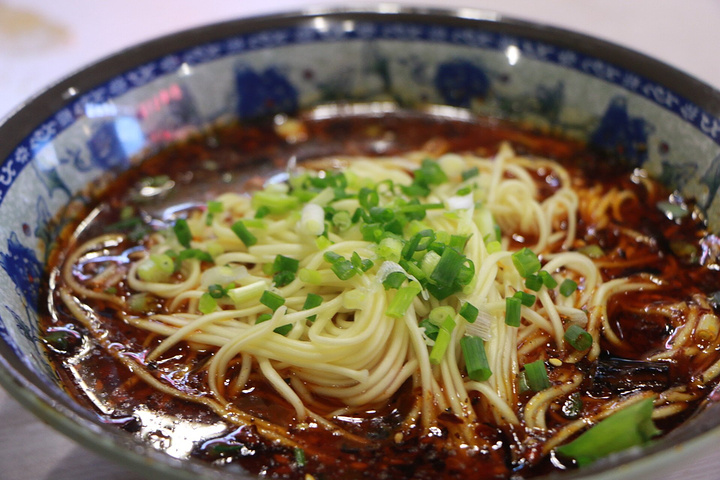 麻辣味调和不刺激面条劲道顺滑汤料香气扑鼻味道浓厚凉糕本是四川宜宾