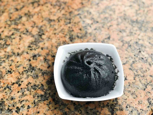 "黑包子，酸酸咸咸的口感怎么辣么奇妙，吃半只，扔半只。黑拉面也是属于不吃后悔，吃了也后悔的那种_極楽茶屋"的评论图片