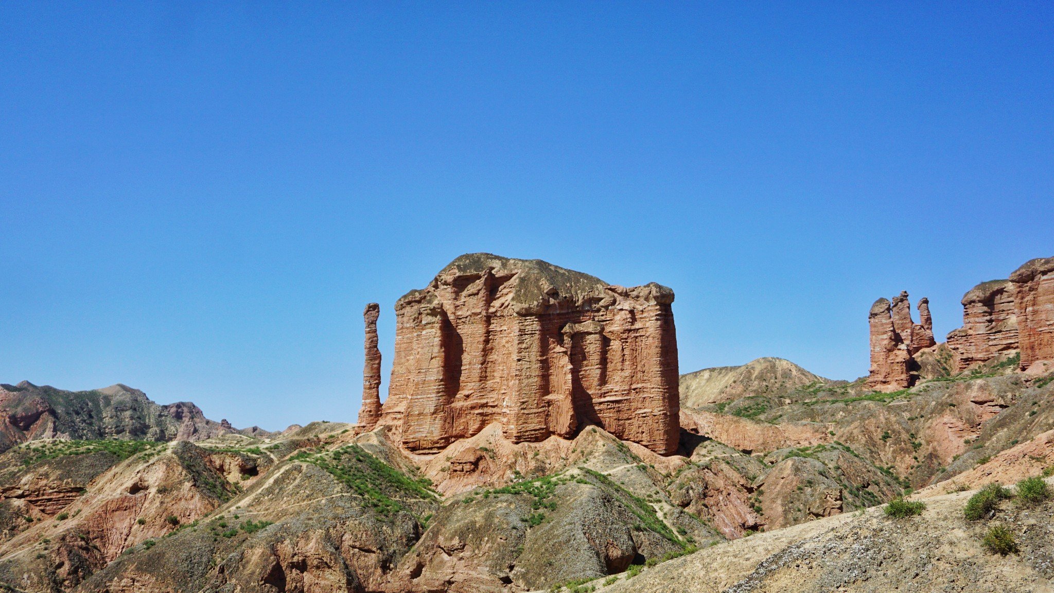 先后被中国地理杂志和美国国家地理杂志评为中国最美的7大丹霞地貌之