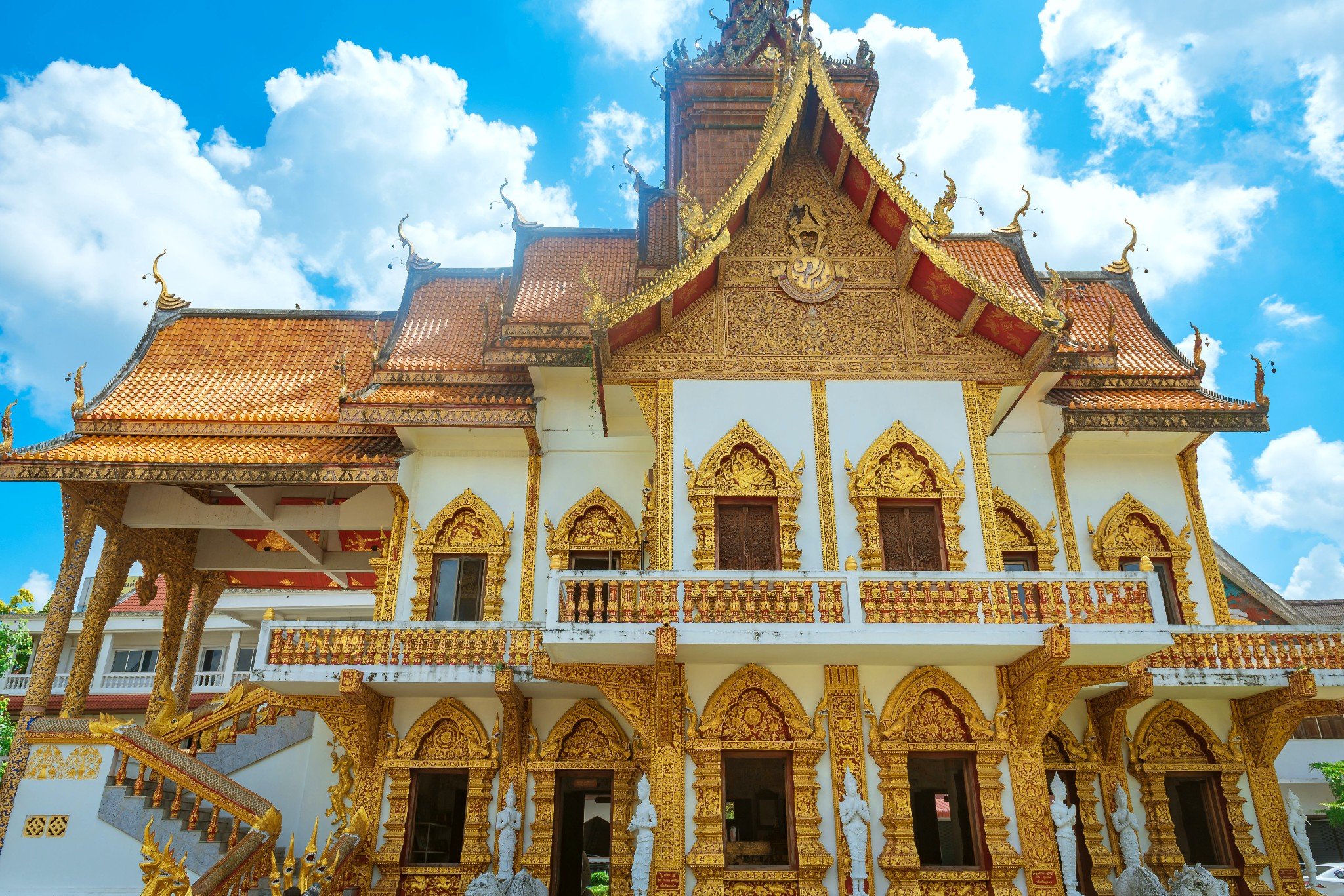 这个寺庙现在要收20泰铢的门票烤鸡很嫩烤牛肉非常入