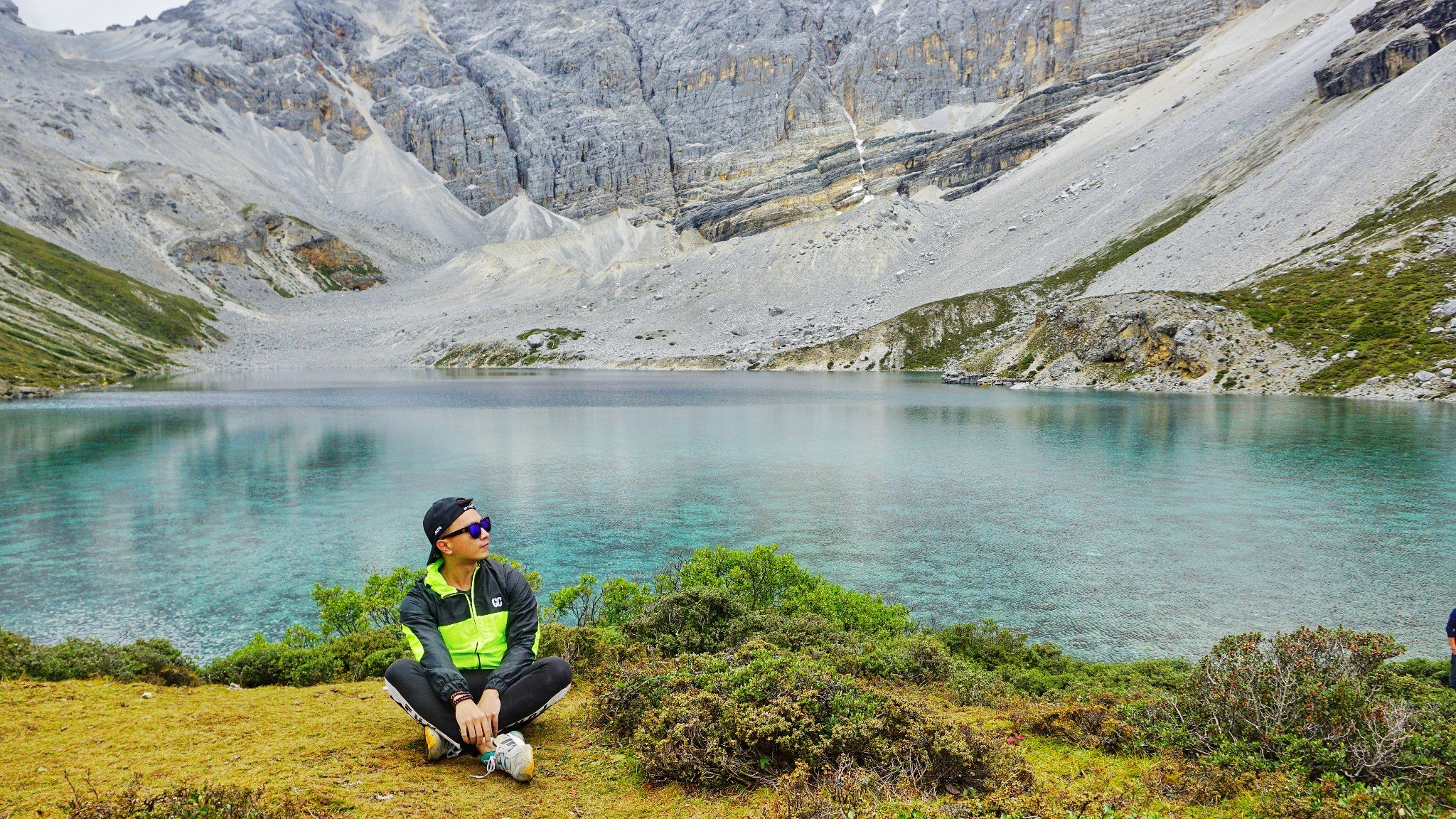 周围环绕险峻的山峰下,五色海显得十分柔美,美得透彻.