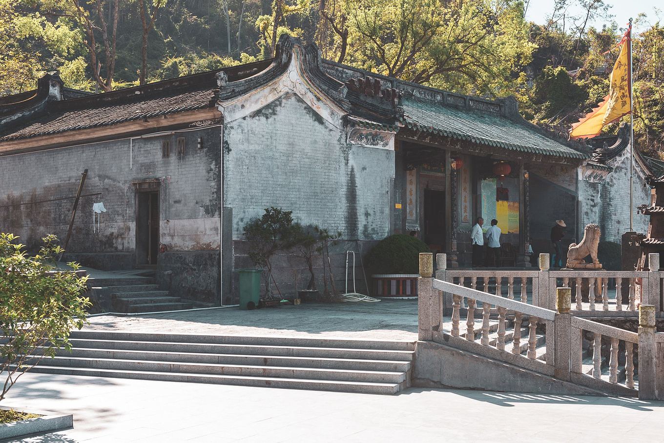 沿石阶继续上行数十米,便是谭公祖庙了.