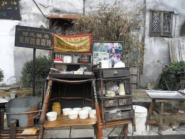 陆氏驰名真鲜的来馄饨摊