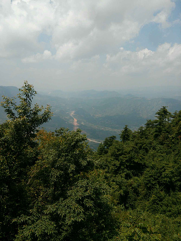 "...，早上去，就和人间仙境一样，云雾缭绕，山上空气特别清新，有好多寺庙，可以烧香祈福，总之，特别好_鸡峰山"的评论图片