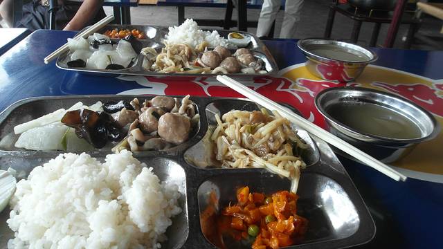 在南山寺吃的斋饭,还可以,但是绿豆汤超好喝.