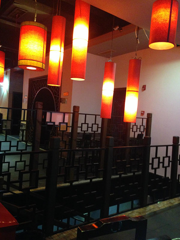 2017我们搜索了附近一家好吃的火锅店,慕名而