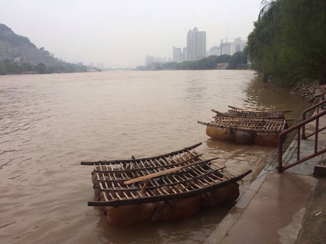 游记详情黄河岸边的羊皮筏子 羊皮筏,是古代沿习至今的摆渡工具.