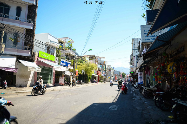 "...个景象还活在我的头脑中，没有太多的惊奇之处，全部都是看过的风景，不过第一次来的豆豆还是很兴奋的_隆山寺"的评论图片