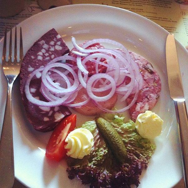 89 首页 景点详情 和uqur出门后先到了科隆大教堂,因为是第一个心水