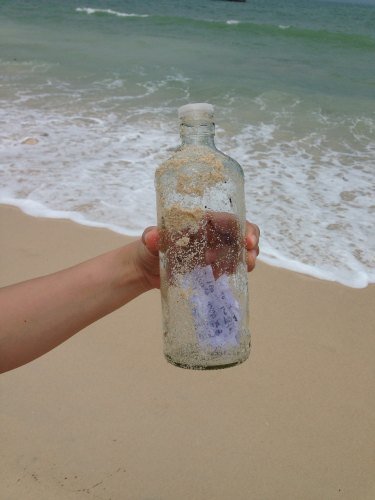 捡到一个漂流瓶,估计是从这里扔出去被拍回来的