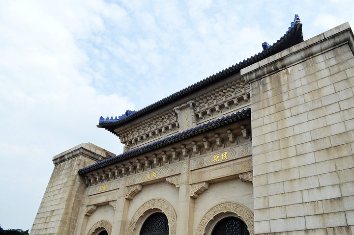 2017中山陵景区现为免费参观。392级石阶象征