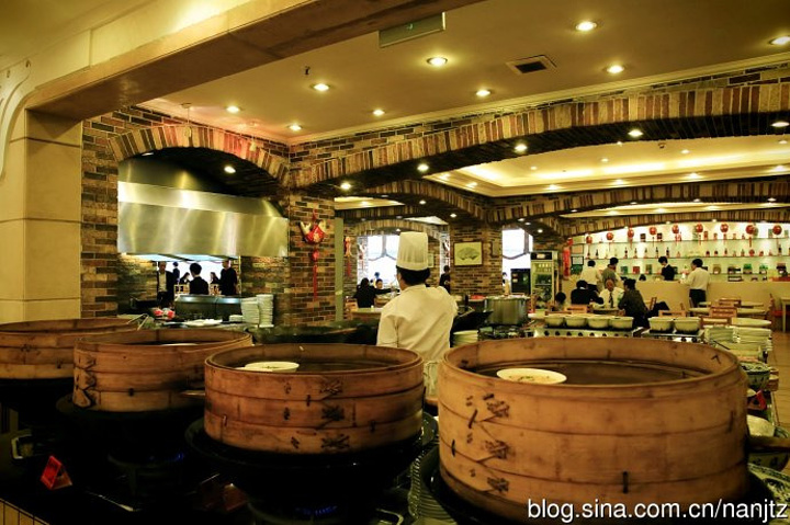 著名的温州小吃集萃地——天一角食街在街的西头.