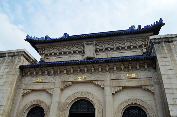 2017中山陵景区现为免费参观。392级石阶象征