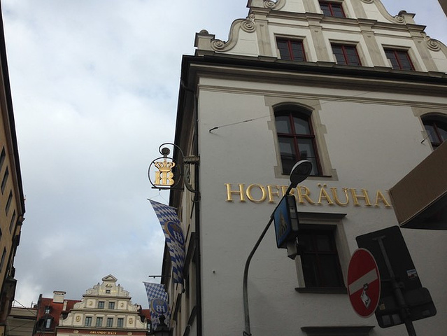"点了锦囊上推荐的烤猪肘和啤酒。还是坐132路到Marienplatz，走几步就到_宫廷啤酒屋"的评论图片