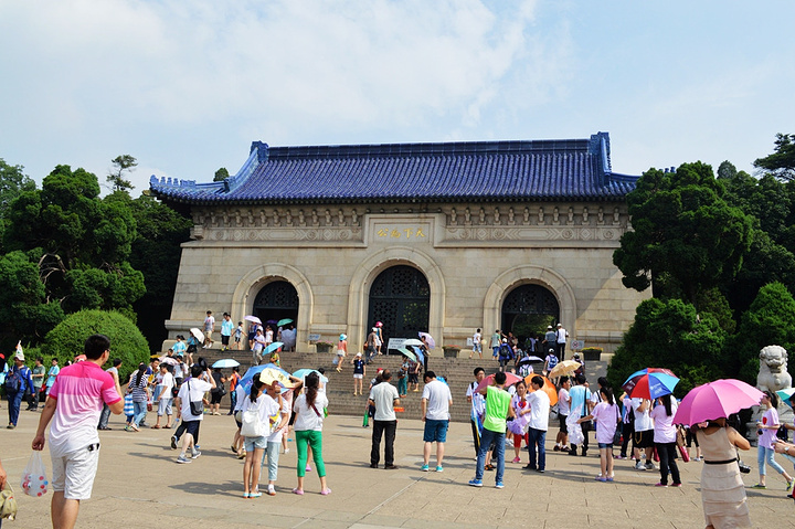 2017中山陵景区现为免费参观。392级石阶象征