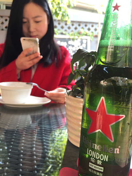 酒吧里的猫,睡的跟死了似的,看样子睡得还不错,不知道是不是偷舔酒瓶