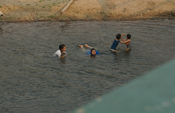 桥下就是pai河,有几个小女孩在这里嬉水消暑.