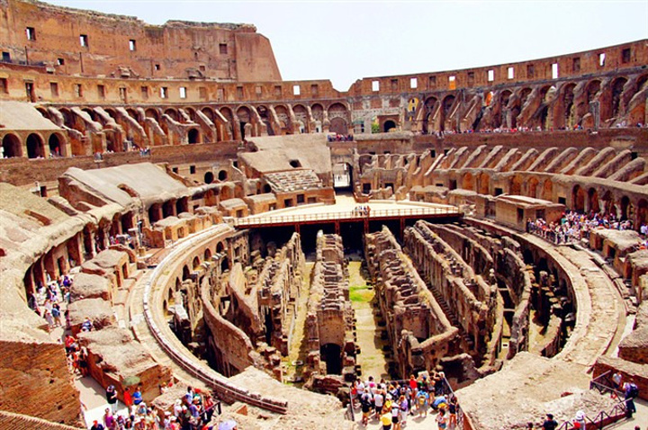 虽然现在的斗兽场只剩下了一些残垣断壁,但它却是古罗马历史的象征