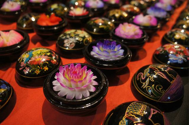 撑得不行后,三人便在night bazaar四围逛逛.