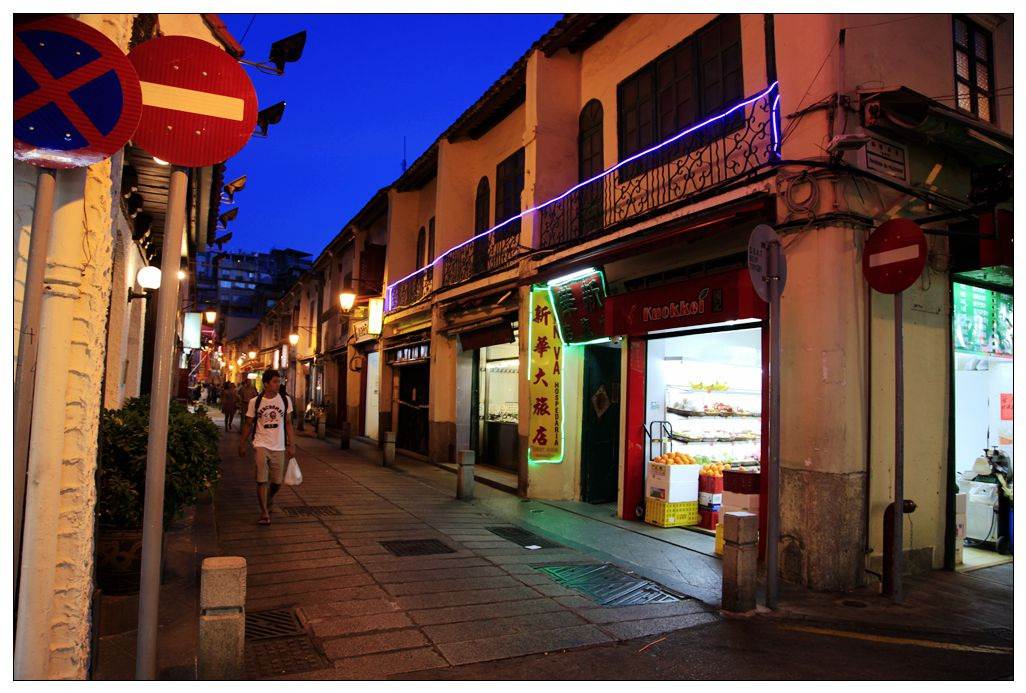 板樟堂街在澳门半岛中部,西端由板樟堂前地起,东到接伯多禄局长街止