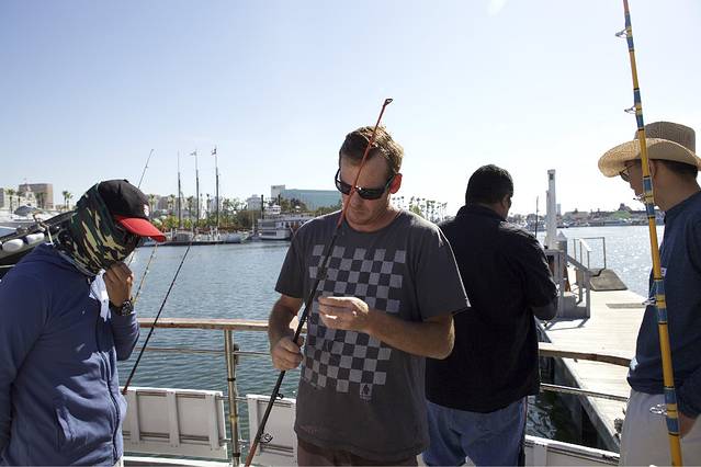 船员帮我们穿鱼线挂鱼钩