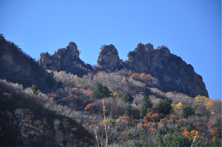 "主峰一带明显突出，其外围呈中低山峦，地貌十分复杂。在莲花池有写生的学生，作画之人已是风景一角_雾灵山"的评论图片