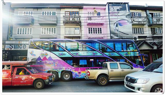 泰国到处都有这种豪华的大巴车 车上的图案都非常绚丽