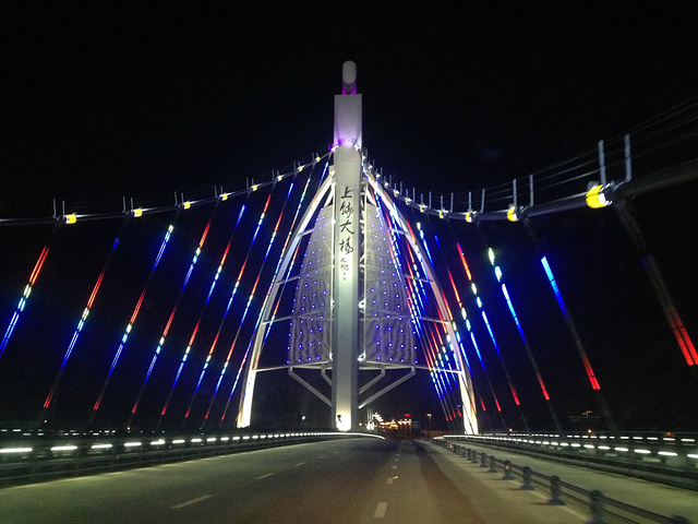 我喜欢上饶的每一座大桥,这座城市,有山有水有桥,真好,就是桥上没有