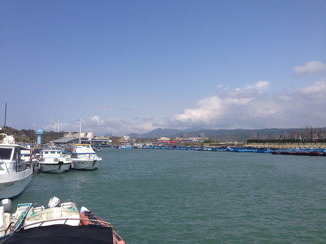 走啊走,当然要去后壁湖吃辉哥生鱼片啦。等位