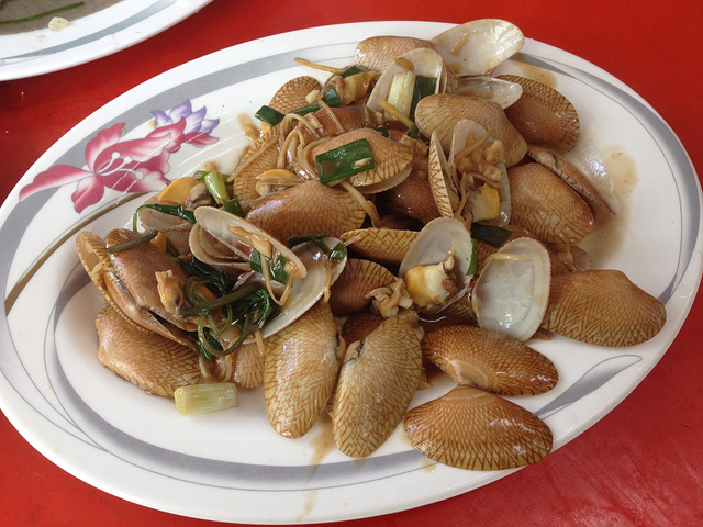 走啊走,当然要去后壁湖吃辉哥生鱼片啦。等位